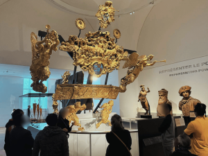 Bénéficiaires de Défi Services + observant un élément du patrimoine maritime au Musée national de la Marine lors de la visite « Le goût de la mer »