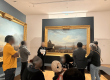 Bénéficiaires de Défi Services + observant un tableau au Musée national de la Marine, guidés par Clémentine lors de la visite « Le goût de la mer »