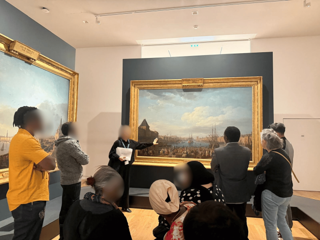 Découverte culturelle au Musée national de la Marine avec Défi Services + Bénéficiaires de Défi Services + observant un tableau au Musée national de la Marine, guidés par Clémentine lors de la visite « Le goût de la mer »