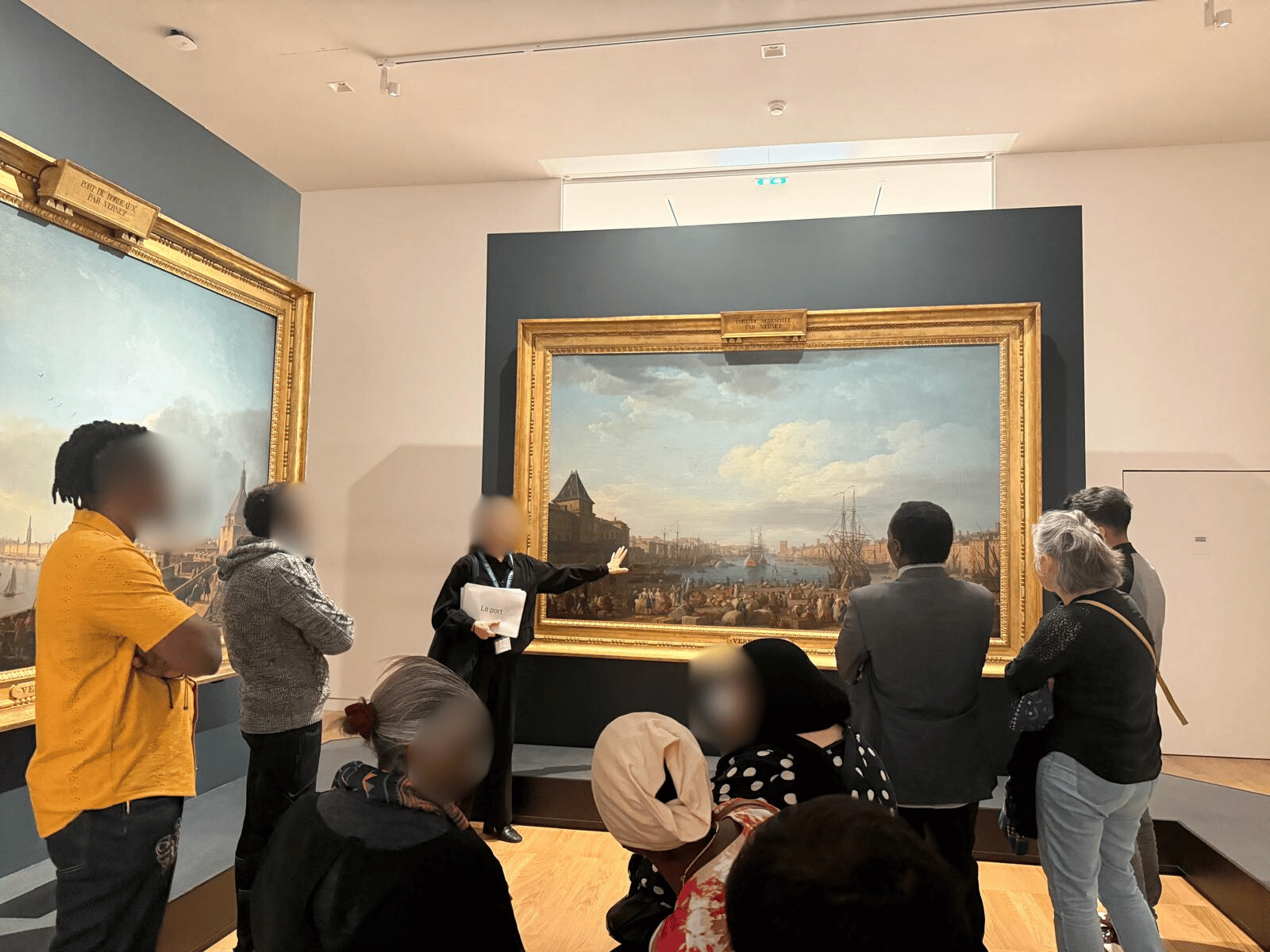 Découverte culturelle au Musée national de la Marine avec Défi Services + Bénéficiaires de Défi Services + observant un tableau au Musée national de la Marine, guidés par Clémentine lors de la visite « Le goût de la mer »