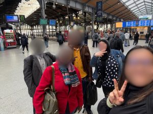 Bénéficiaires de Défi Services + à la gare Saint-Lazare, prêts à partir pour une sortie culturelle au Musée national de la Marine